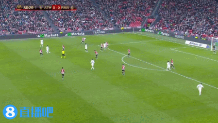 风雨无阻穆勒冒着大雨坚持运动——打高尔夫